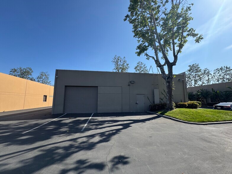 More Photos Of 2525 W Woodland Dr, Anaheim Light Distribution For Lease