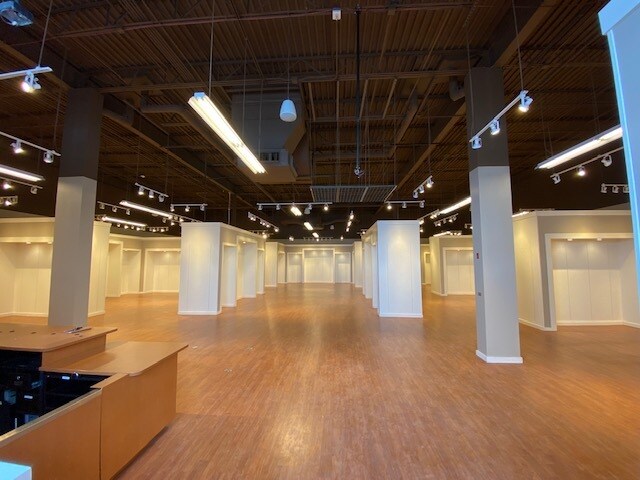 More Photos Of 4201 Elmore Ave, Davenport Unknown For Lease