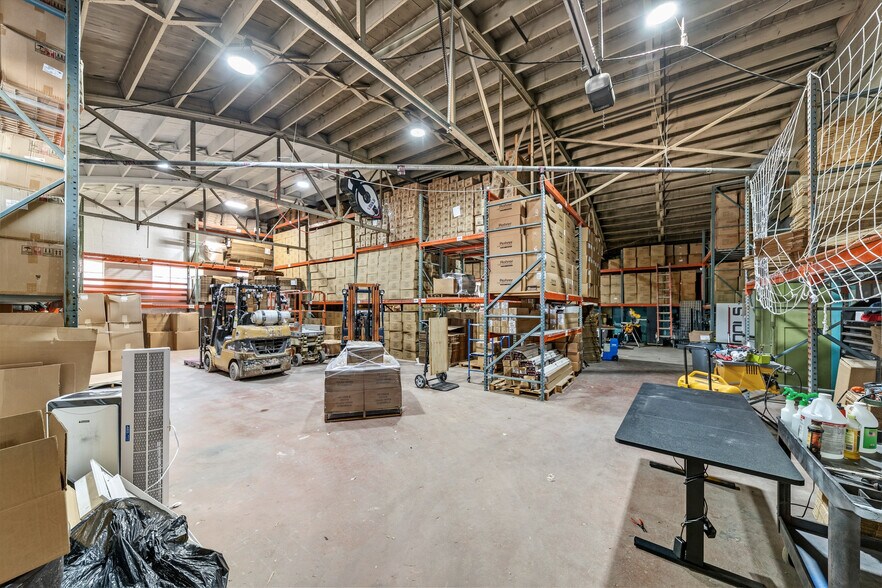 More Photos Of 308 W College St, Pulaski Flex For Sale