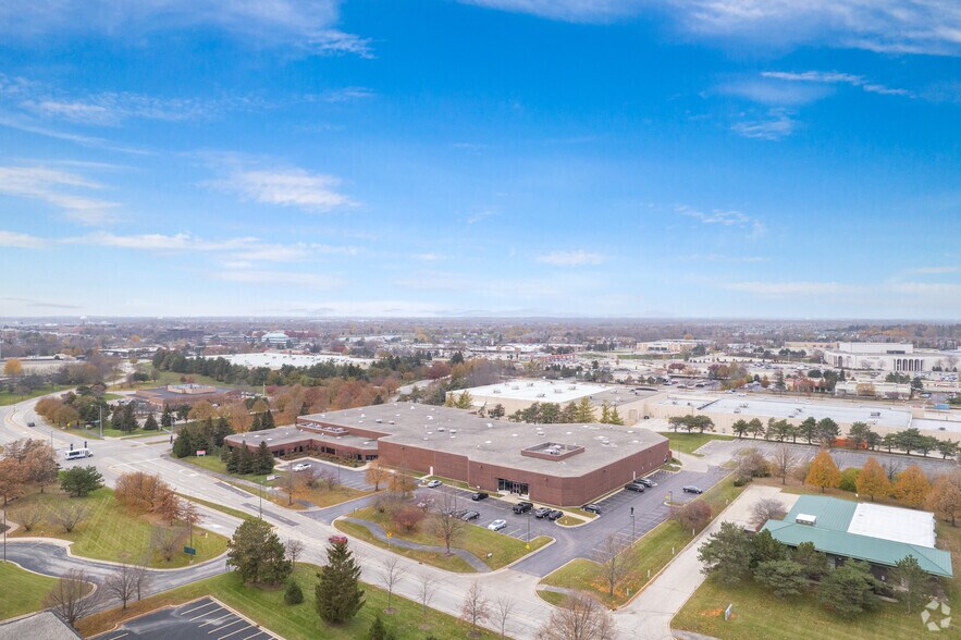 More Photos Of 645-647 Lakeview Pky, Vernon Hills Distribution For Lease