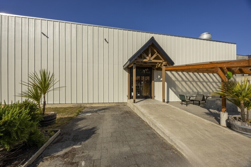 More Photos Of 515 NW Coast St, Newport Restaurant For Lease