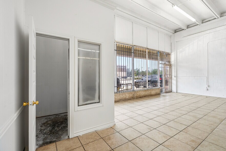 More Photos Of 4424 N Shepherd Dr, Houston Storefront For Lease