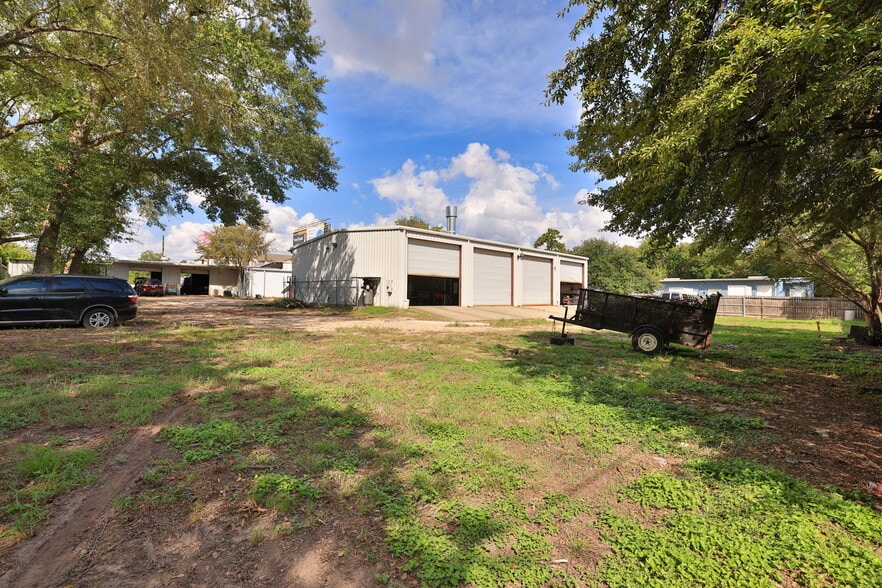 More Photos Of 2214 N Frazier St, Conroe Auto Repair For Sale