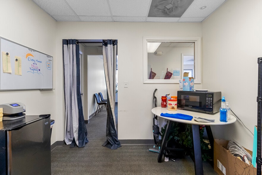 More Photos Of 1119-1123 Merriam Ln, Kansas City Office For Sale