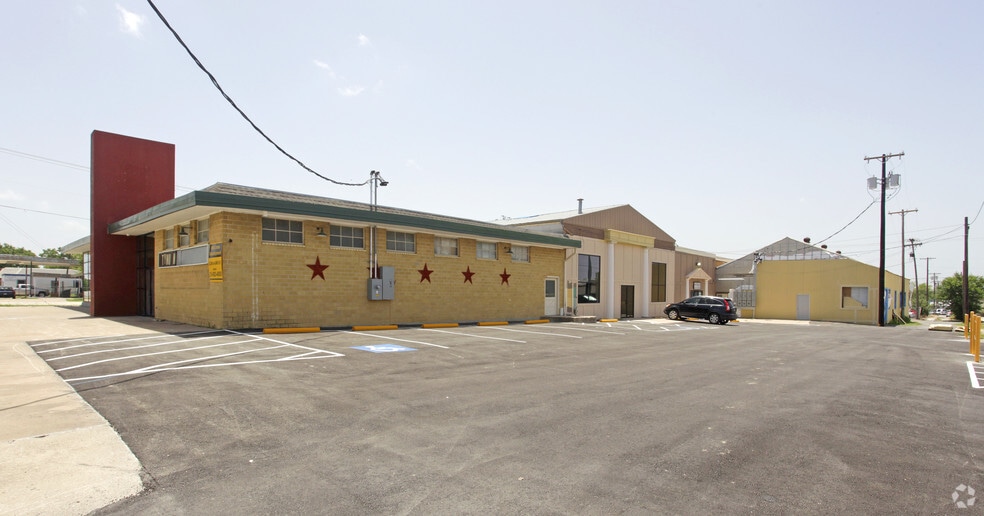 More Photos Of 200 E 4th St, Taylor Freestanding For Lease