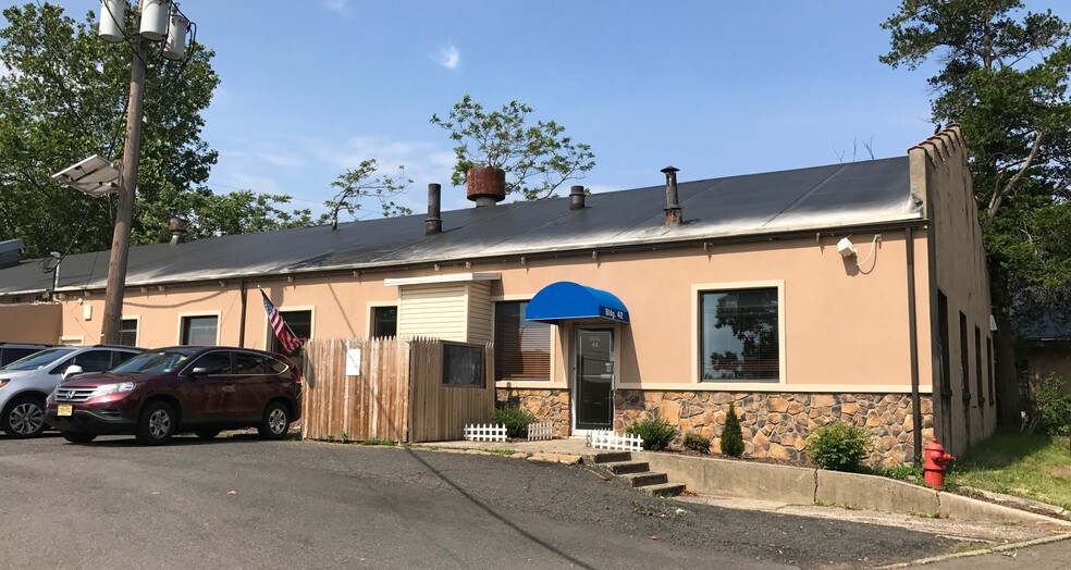 More Photos Of 681 Main St, Belleville Warehouse For Lease