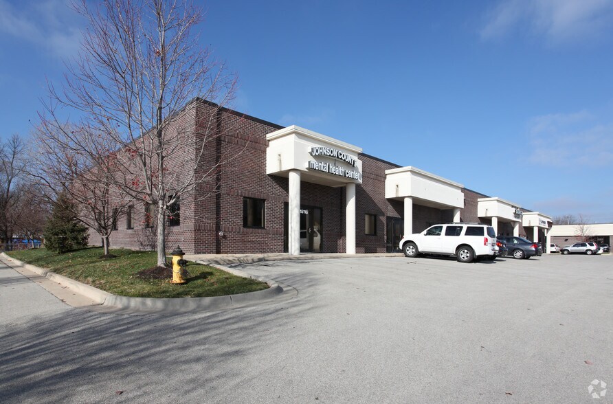 More Photos Of 15106-15118 Glenwood St, Overland Park Light Distribution For Sale