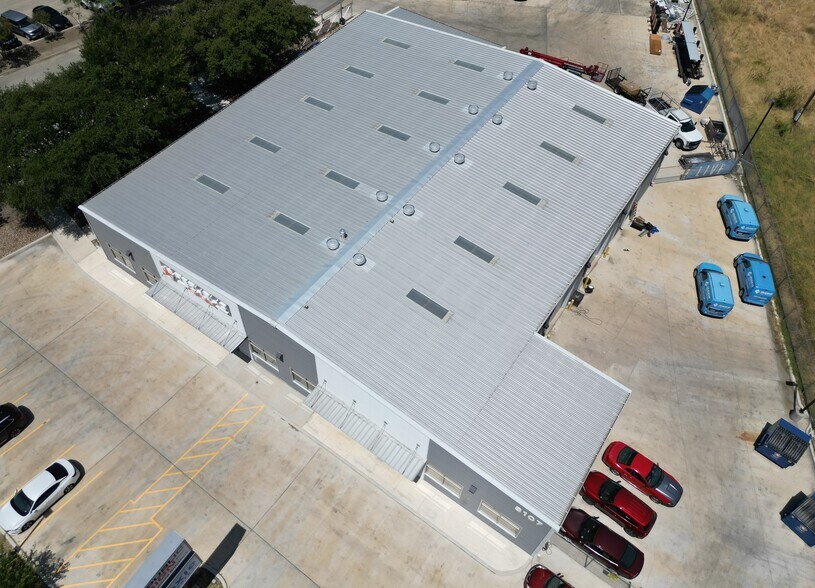 More Photos Of 8107 Interchange Pky, San Antonio Light Distribution For Lease