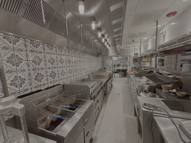More Photos Of 1635-1637 N Damen Ave, Chicago Storefront For Sale