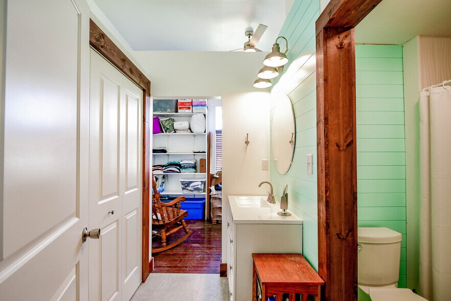 More Photos Of 512 N Travis St, Granbury Hospitality For Sale