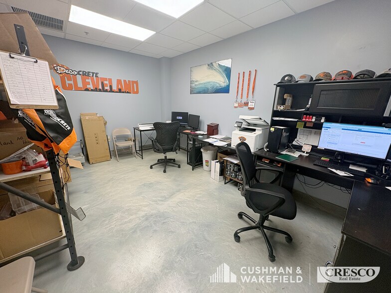 More Photos Of 7941-7951 Granger Rd, Valley View Service For Lease