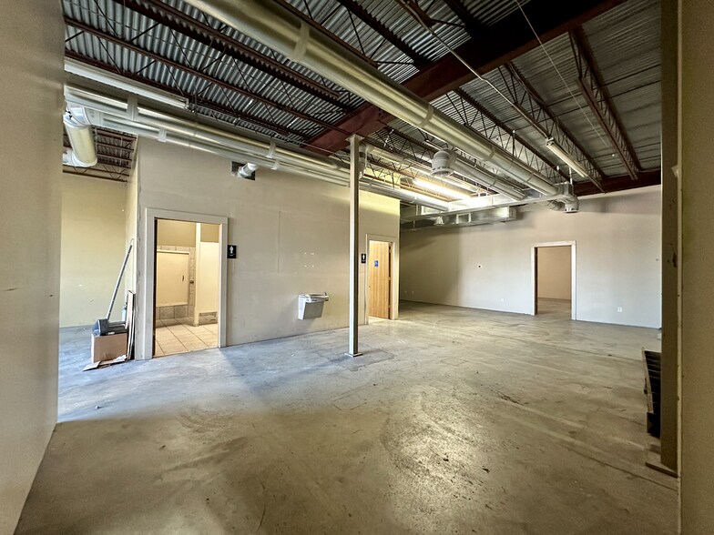 More Photos Of 7111-7113 S Anthony Blvd, Fort Wayne Warehouse For Lease