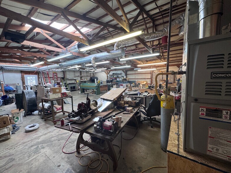 More Photos Of 1001 N 2nd St, Stilwell Light Distribution For Sale