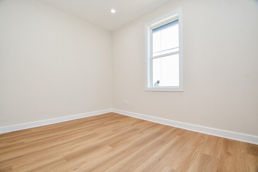 More Photos Of 1325 Main St, Katy Office For Sale