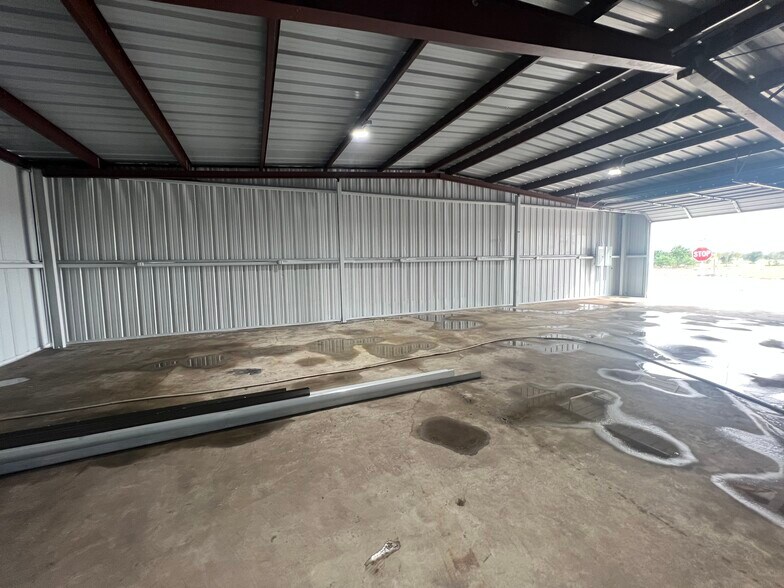 More Photos Of 6229 Dixie Dr, Houston Warehouse For Lease