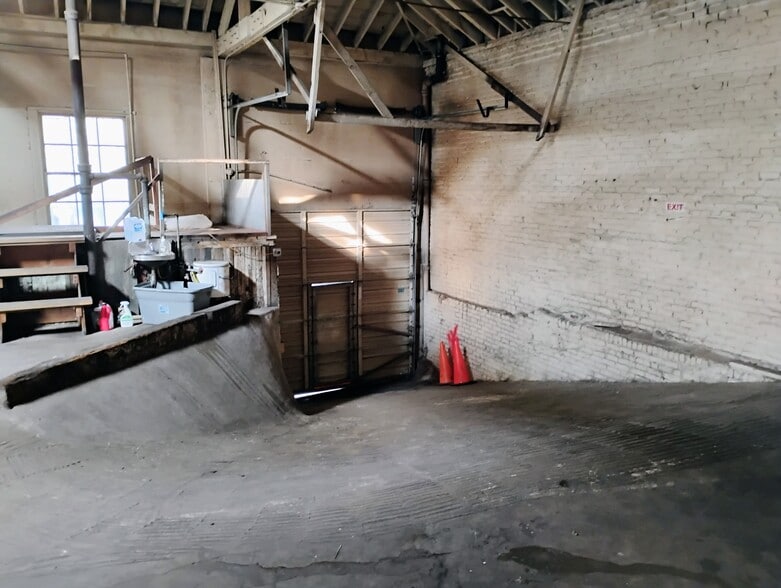 More Photos Of 1000-1010 E Burnside St, Portland Storefront For Sale