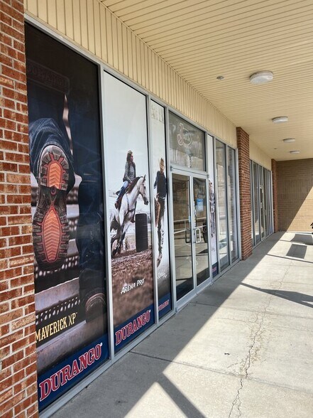 More Photos Of 3135-3159 W Broadway Blvd, Sedalia Storefront For Lease