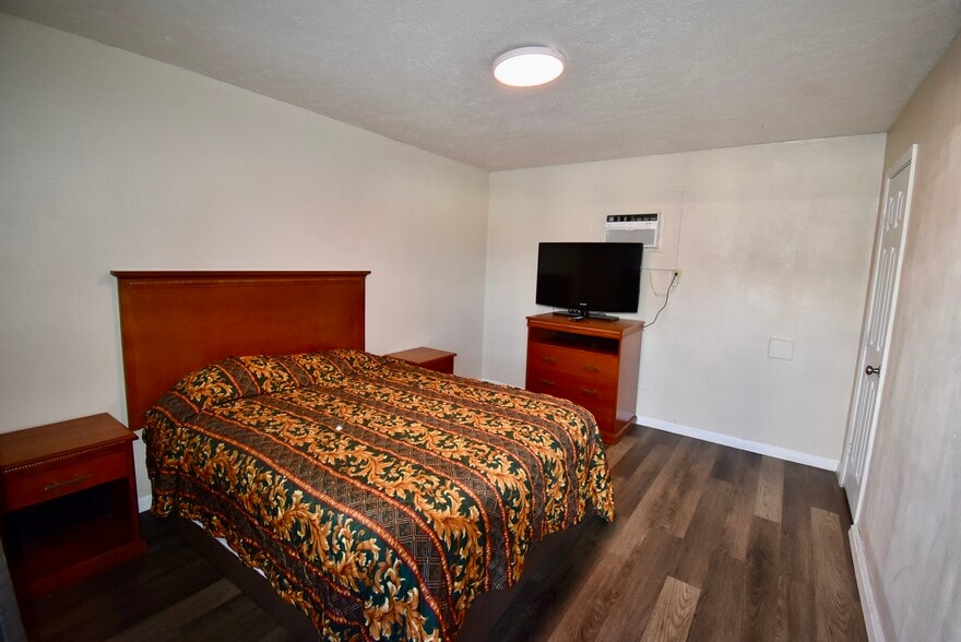 More Photos Of 3401 N Alexander Dr, Baytown Hotel For Sale