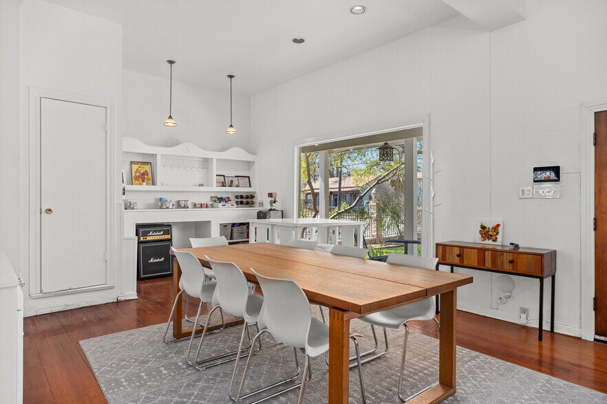 More Photos Of 1002 N Flores St, San Antonio Loft Creative Space For Lease