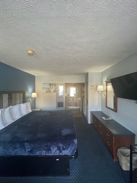 More Photos Of 101 Margaret Ave, Terre Haute Hotel For Sale