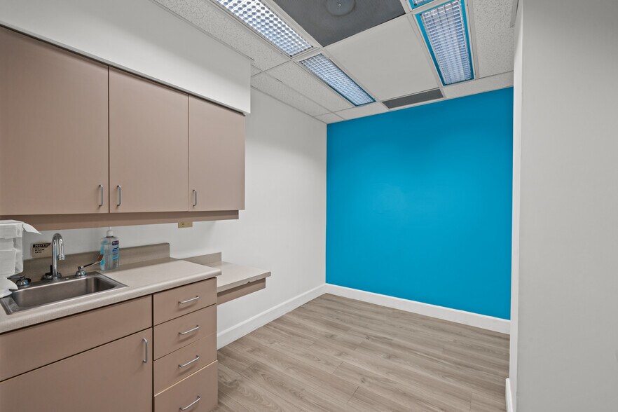 More Photos Of 44215 15th St W, Lancaster Medical For Sale