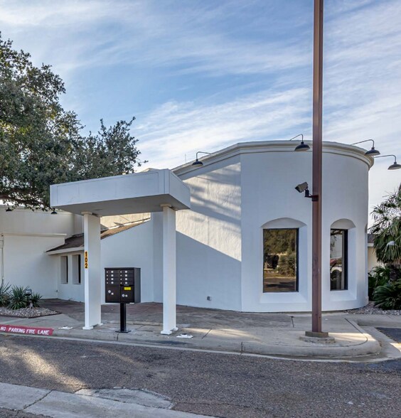 More Photos Of 102 Del Ct, Laredo Office For Lease