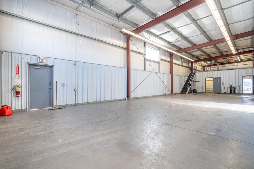 More Photos Of 4807 40 Av, Lloydminster Warehouse For Lease