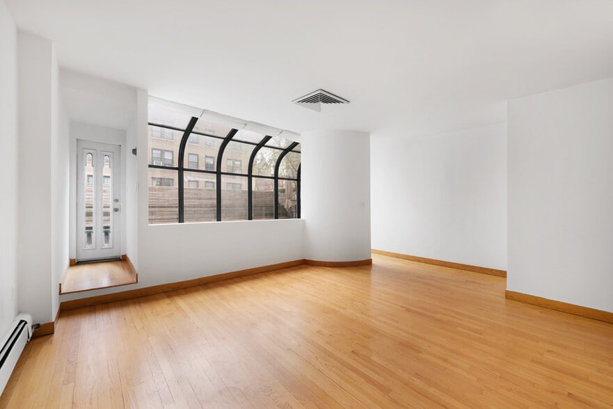 More Photos Of 23 W 69th St, New York Specialty For Sale