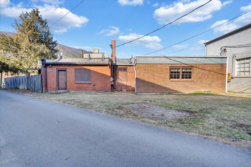 More Photos Of 630 Lowe St, Buchanan Restaurant For Sale