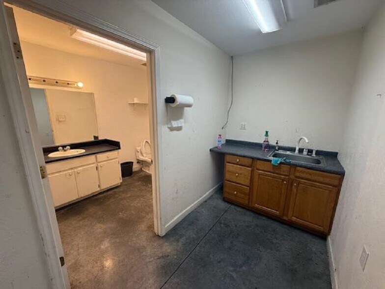 More Photos Of 1107 Reynolds Ave, Greenwood Industrial For Sale