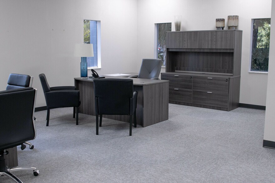 More Photos Of 9675 4th St N, Saint Petersburg Veterinarian Kennel For Lease