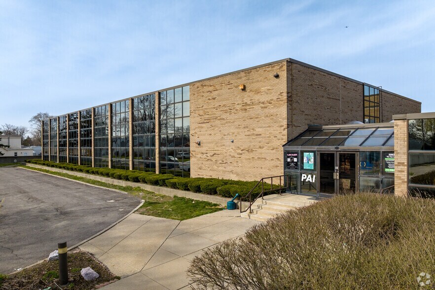 More Photos Of 17200 E Ten Mile Rd, Eastpointe Office For Sale