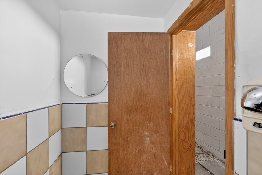 More Photos Of 916 Blagden Aly NW, Washington Flex For Sale