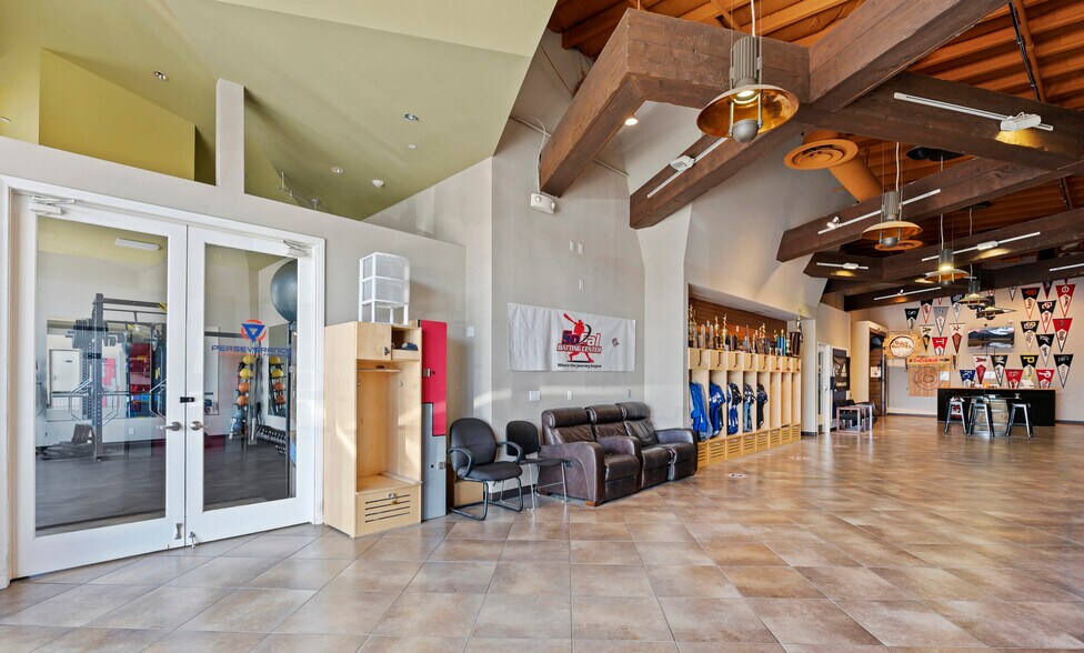 More Photos Of 692-694 Rancheros Dr, San Marcos Showroom For Lease