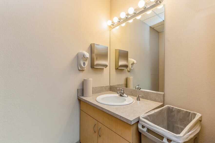 More Photos Of 303 University Ave, Des Moines Medical For Sale