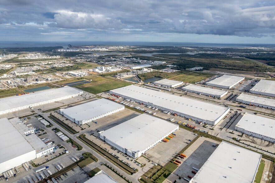 More Photos Of 10565 Red Bluff Rd, Pasadena Distribution For Lease