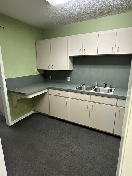 More Photos Of 402 W Highlands Blvd, Inverness Medical For Sale