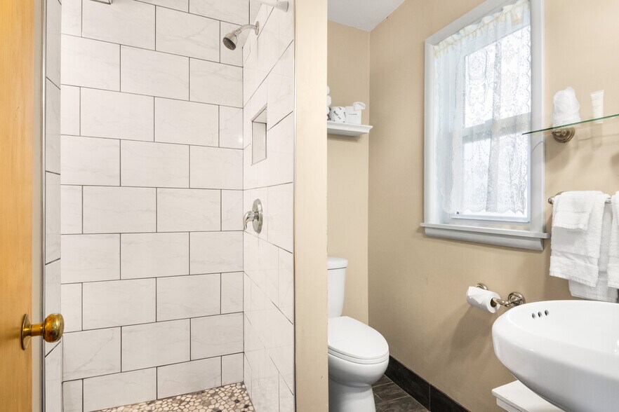 More Photos Of 4871 U.S. 31, Eastport Hotel For Sale