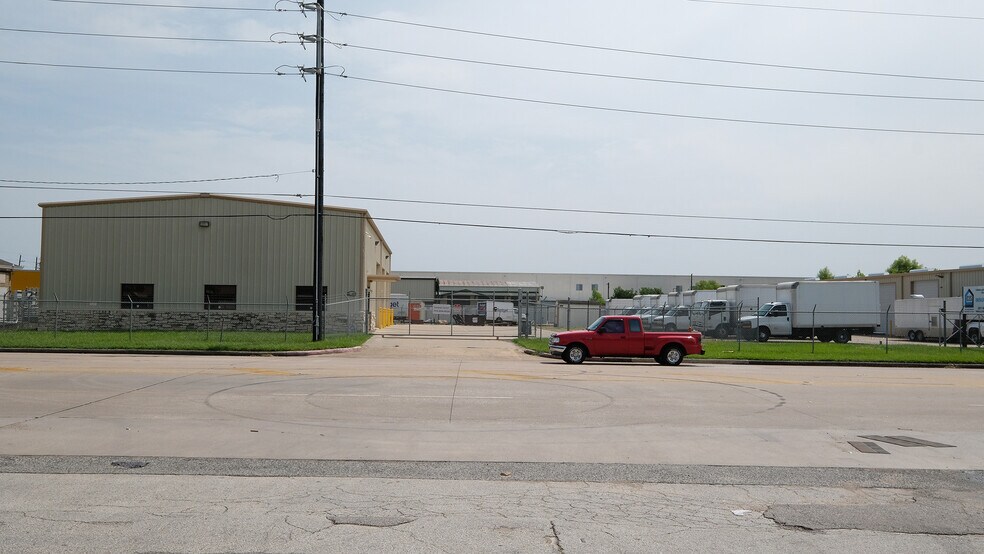 More Photos Of 6615-6627 Brittmoore Rd, Houston Storefront For Lease