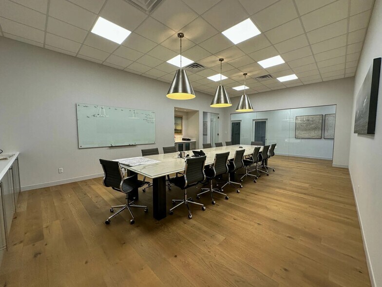 More Photos Of 1025 Oak St, Abilene Office For Lease