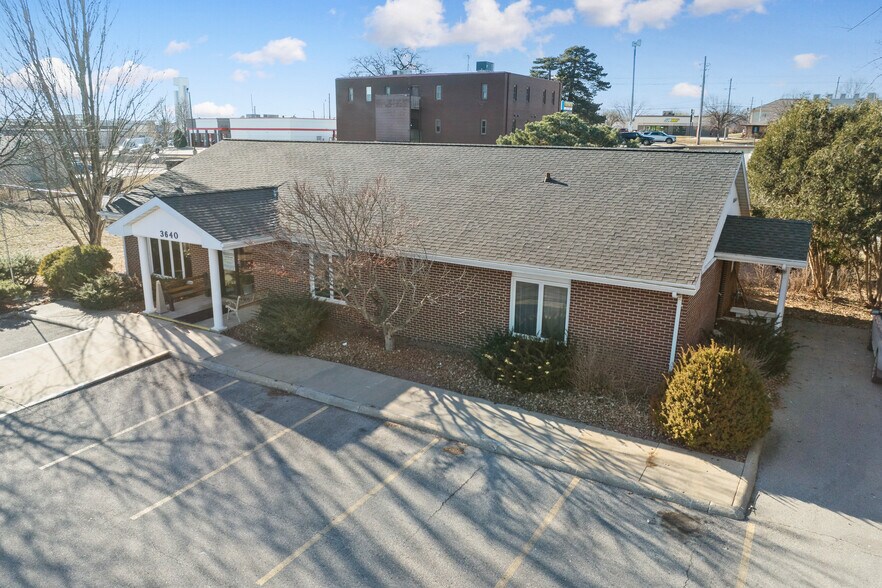 More Photos Of 3640 Canterbury Ct, Waterloo Healthcare For Sale