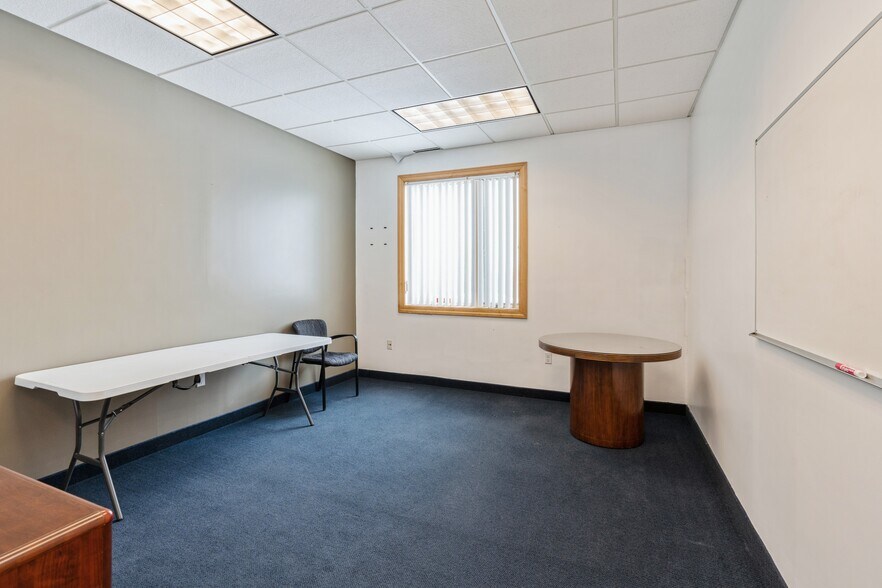 More Photos Of 2200 Gannett Ave, Des Moines Office For Sale