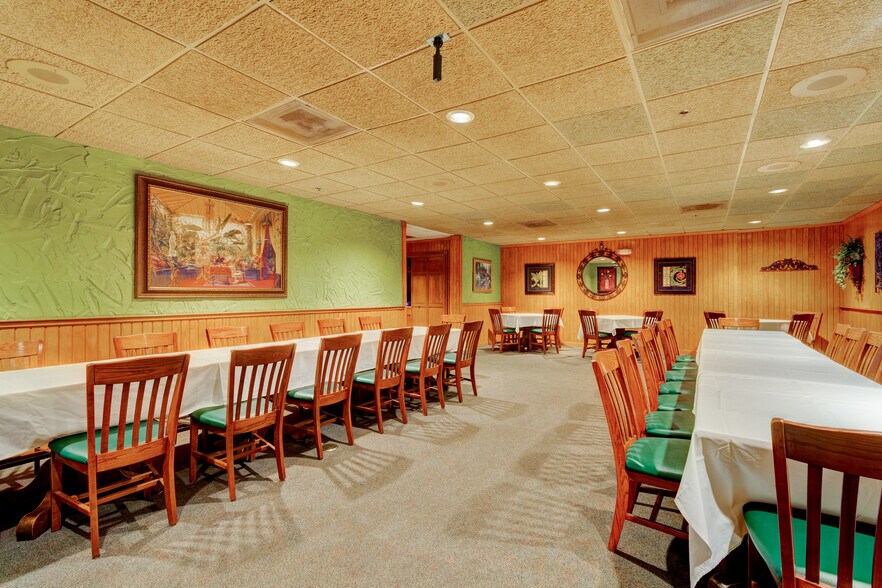 More Photos Of 1702 Park Hill Dr, Gainesville Restaurant For Sale
