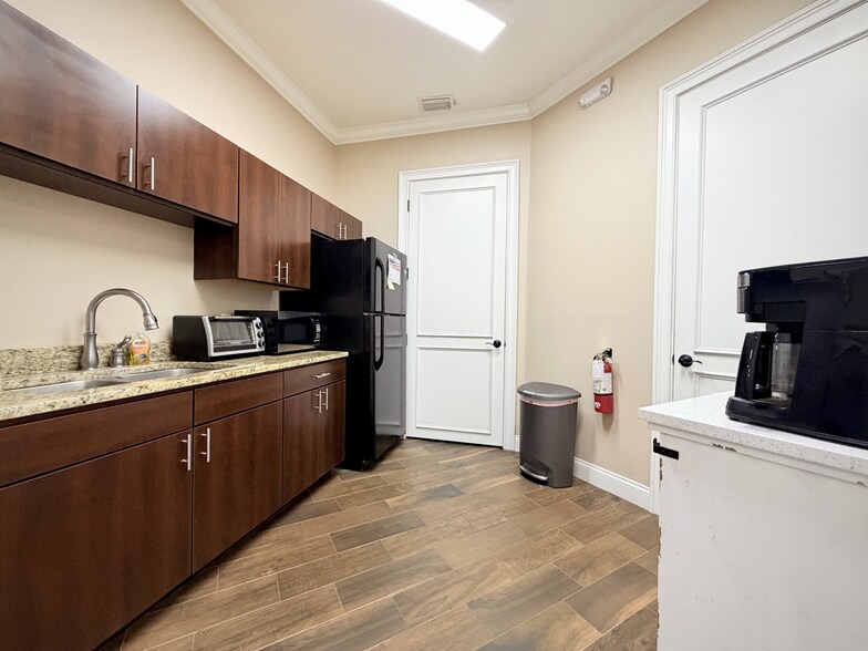 More Photos Of 5908 Hillside Heights Dr, Lakeland Medical For Sale