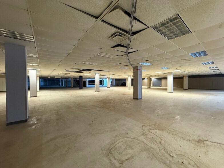 More Photos Of 2700 Miamisburg Centerville Rd, Dayton Department Store For Lease