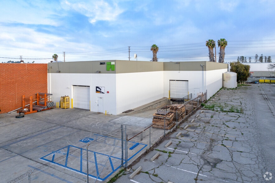 More Photos Of 3051 E Maria St, Rancho Dominguez Warehouse For Lease