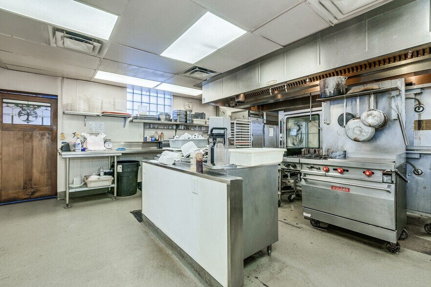 More Photos Of 328 5th Ave N, Bayport Restaurant For Sale