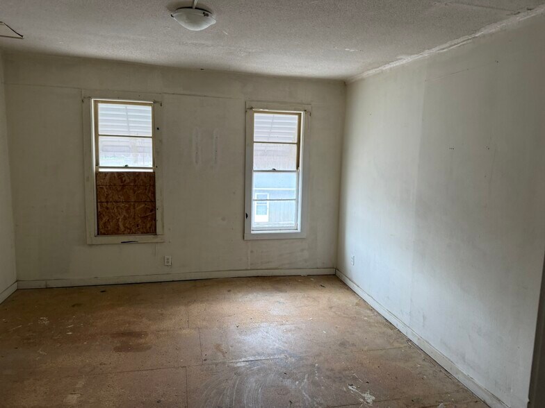 More Photos Of 107 W Main St, Coffeen Storefront Retail Residential For Sale