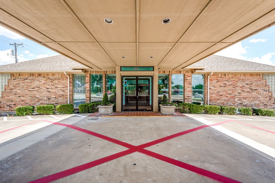 More Photos Of 501 W Harwood Rd, Hurst Medical For Lease