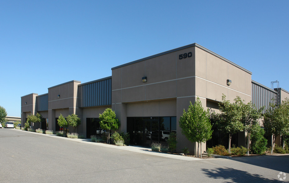 Primary Photo Of 590 W Locust Ave, Fresno Flex For Lease